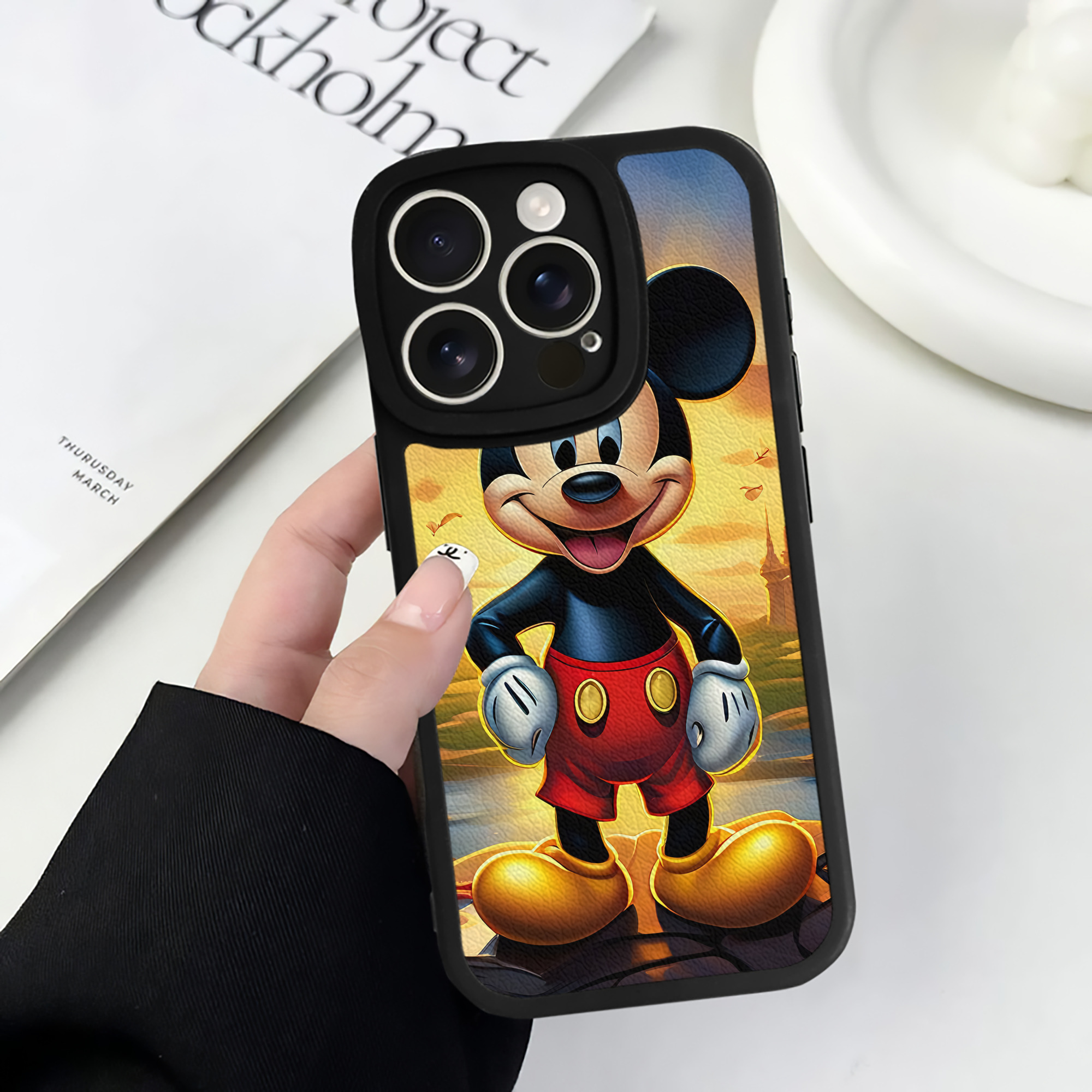 （画像用） ミッキーマウス Mickey Mouse 【iPhone 16シリーズ対応】シリコンスマホケース（レザー調） 材質：シリコン